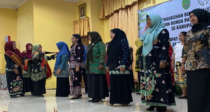 Foto: AKH/MATAKALTENG - Bunda PAUD Kabupaten Sukamara, Agustina Kaspinor saat mengukuhkan Bunda PAUD Kecamatan Desa Kelurahan.