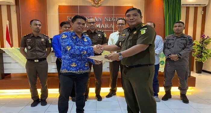 Foto : AKH/MATAKALTENG - Plh Kepala Kejaksaan Negeri Sukamara Anggiat Pardede saat menyerahkan Pulbaket dan Puldata) Dugaan Penyalahgunaan / Penyimpangan APBDes Desa Petarikan Tahun Anggaran 2023 yang dilakukan oleh Kirman Hidayat selaku Kepala Desa Petarikan Periode Tahun 2017-2023 kepada Inspektorat Sukamara.