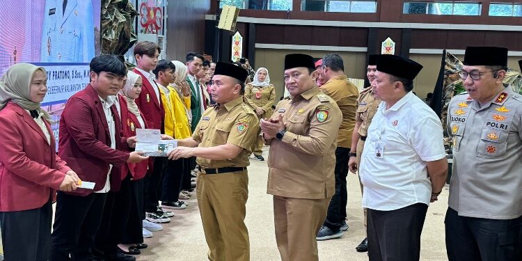 FOTO: IST/MATAKALTENG - Gubernur Kalteng, H Sugianto Sabran menyerahkan beasiswa TABE kepada mahasiswa, Kamis 2 Mei 2024.
