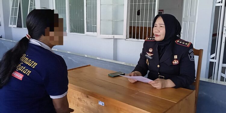 FOTO: MATAKALTENG - Kepala LPP Kelas IIA Palangka Raya, Sri Astiana, pada saat berbincang dengan salah seorang warga binaan yang mendapatkan pembebasan bersyarat.