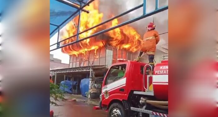 Foto: MATAKALTENG - Hotel Anna di Jalan Merdeka Raya yang hangus terbakar.