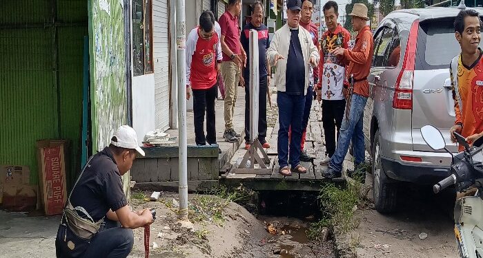 FOTO : DEVIANA/MATAKALTENG - Bupati Kotim Halikonnor saat meninjau drainase yang tersumbat di Jalan RA. Kartini, Jumat 3 Mei 2024.