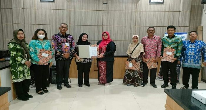 FOTO : IST/MATAKALTENG - Ketua BNK Irawati saat menyerahkan SK kepada tekon yang baru diangkat, Kamis 2 Mei 2024.