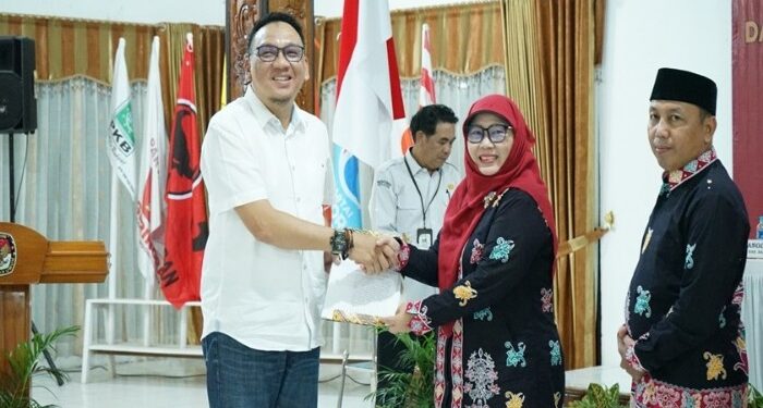 FOTO: MATAKALTENG - Sekda Barsel, Eddy Purwanto, saat menghadiri rapat pleno terbuka Rekapitulasi Hasil Pemilu 2024.