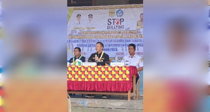 FOTO : DISDIKPORA GUMAS/MATA KALTENG - Bupati Gumas Jaya S Monong didampingi Kepala Disdikpora ketika memberikan arahan pada kegiatan sosialisasi dan edukasi stop bullying, anti narkoba dan pengimbasan program pandai berhitung dengan metode gasing bagi guru maupun peserta didik jenjang SD dan SMP, belum lama ini.