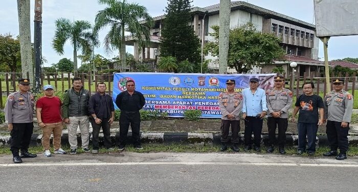 FOTO: IST/MATAKALTENG- Komunitas Peduli Kotim mengajak seluruh elemen masyarakat hingga aparat penegak hukum untuk melawan kejahatan narkoba. Jumat, 3 April 2024.