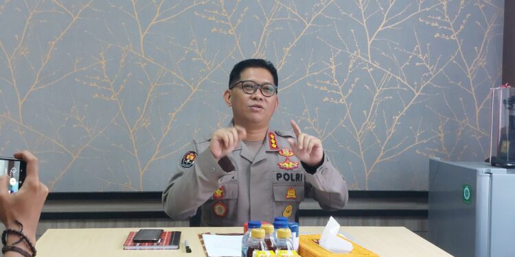FOTO: RZL/MATAKALTENG - Kabid Humas Polda Kalteng, Kombes Pol Erlan Munaji, pada saat memberikan keterangan terkait penangkapan 11 pelaku pencurian TBS.