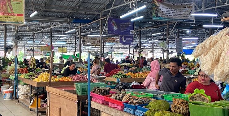 FOTO : DIAN/MATA KALTENG - Suasana jual beli di pasar Al Kamal, Sampit.