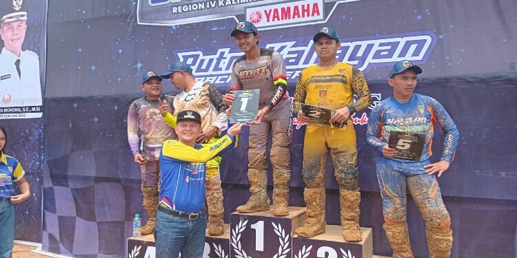 FOTO : DISKOMINFO SANTIK/MATA KALTENG - Bupati Gumas Jaya S Monong ketika menyerahkan piala kepada para juara Kejurnas Swallow Grasstrack Yamaha Putaran I Region IV Kalimantan, di Sirkuit Antang Sakti Kuala Kurun, Minggu 5 Mei 2024.