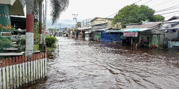 FOTO: IST/MATA KALTENG - Banjir yang terjadi di Jalan RA Kartini, Sampit beberapa waktu lalu.