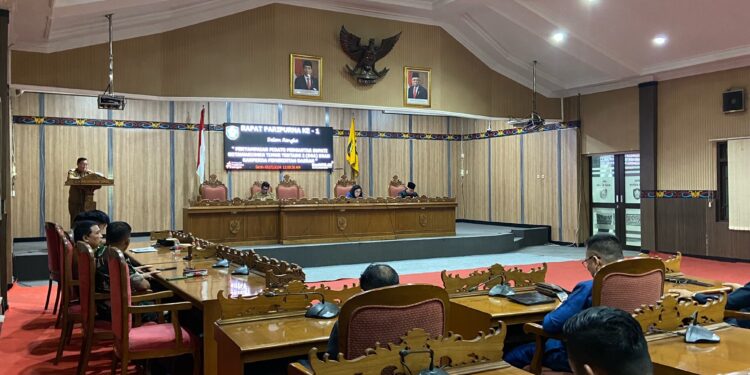 Foto: DIAN/MATA KALTENG - Rapat paripurna penyampaian pidato pengantar Bupati Kotim Tentang Ranperda Pengakuan dan Perlindungan Masuarakat Hukum Adat Dayak, 6 Mei 2024.