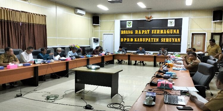 FOTO: ALDI/MATA KALTENG - Suasana saat rapat pembahasan raperda hasil fasilitasi Pemprov Kalteng di Ruang Rapat Serbaguna DPRD Seruyan, Senin 6 Mei 2024.