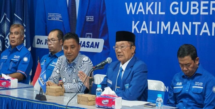 Supian Hadi saat menyerahkan berkas pendaftaran sebagai Bacalgub Kalteng ke Ketua DPW PAN Kalteng, Achmad Diran.