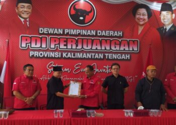 Kader PDIP Alfridel Jinu maju mendaftar bakal calon (bacalon) bupati Kabupaten Pulang Pisau