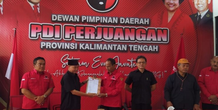 Kader PDIP Alfridel Jinu maju mendaftar bakal calon (bacalon) bupati Kabupaten Pulang Pisau