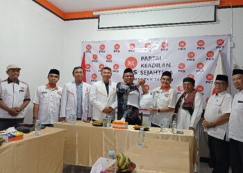 FOTO : OLIVIA/MATAKALTENG - Rahmat Nasution Hamka saat mendaftarkan diri sebagai Bakal Calon Gubernur ke DPD PKS Kalteng.