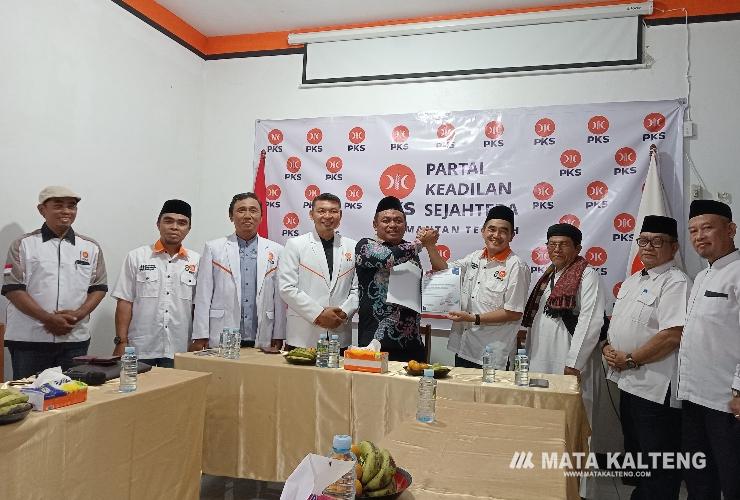 FOTO : OLIVIA/MATAKALTENG - Rahmat Nasution Hamka saat mendaftarkan diri sebagai Bakal Calon Gubernur ke DPD PKS Kalteng.