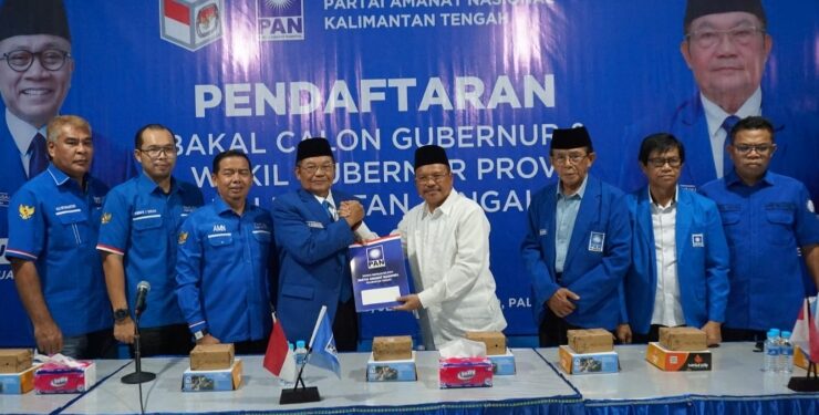 FOTO : OLIVIA/MATAKALTENG - Sekda Kalteng Nuryakin mengajukan pendaftaran Bacagub dan Bacabup Murung Raya ke Ketua DPW PAN Kalteng Achmad Diran didampingi jajaran pengurus di Kantor DPD PDI-P Kalteng.