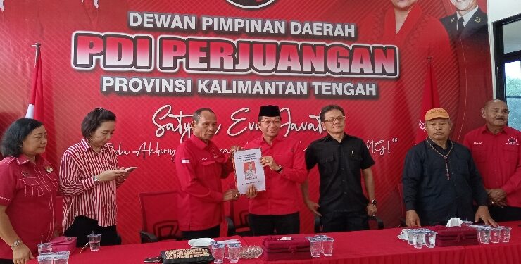 FOTO : IST/MATAKALTENG - Perdie Midel Yoseph saat mendaftarkan diri ke delapan partai politik sebagai bakal calon Wakil Gubernur Kalimantan Tengah dalam pilkada 2024.
