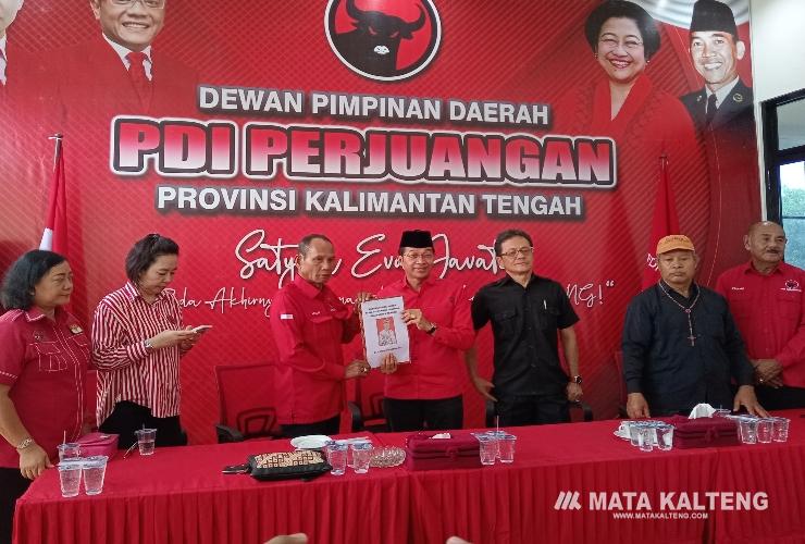 FOTO : IST/MATAKALTENG - Perdie Midel Yoseph saat mendaftarkan diri ke delapan partai politik sebagai bakal calon Wakil Gubernur Kalimantan Tengah dalam pilkada 2024.