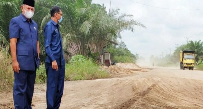 Foto: IST/MATA KALTENG - Wakil Ketua DPRD Kotim, Rudianur saat memantau kondisi jalan Lingkar Selatan beberapa waktu lalu.