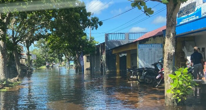 Foto:DIAN/MATA KALTENG - Banjir yang terjadi di Jalan Suprapto Selatan, Sampit, Kotim.