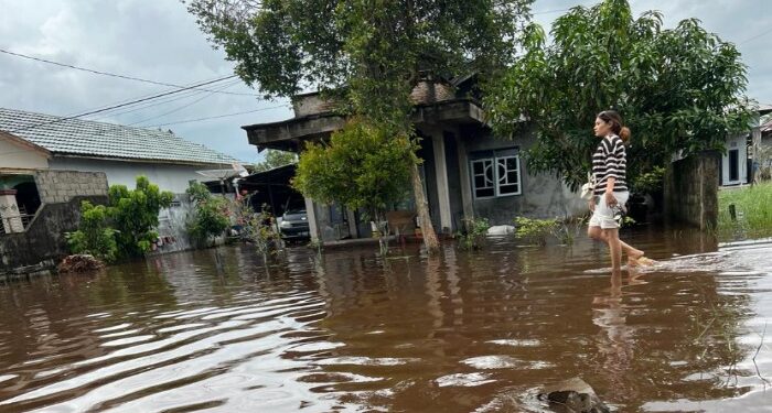 Foto:DIAN/MATA KALTENG - Banjir yang terjadi di Jalan Sempurna Barat, Sampit, Kotim.