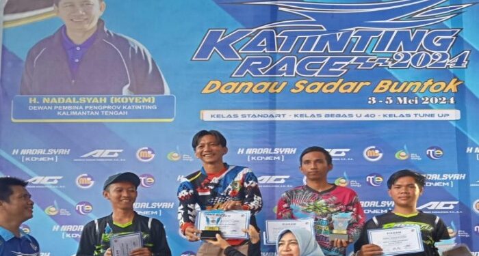 Foto : MATAKALTENG - Ketua KONI Barsel Idarini saat memberikan hadiah kepada para juara Katinting.