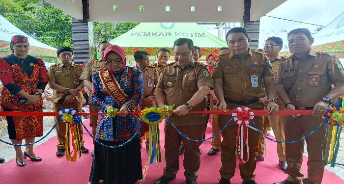 FOTO : DEVIANA/MATAKALTENG - Bupati Kotim Halikonnor saat meresmikan Sekretariat Pokja Bunda PAUD, Senin 6 Mei 2024.