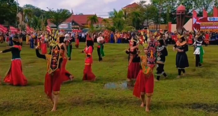 Foto: IST/MATA KALTENG - Pelajar yang menari dalam peringatan hari pendidikan nasional belum lama ini.