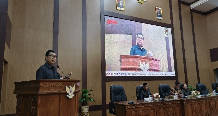 FOTO : MATAKALTENG - Anggota DPRD Kabupaten Katingan Rudi Hartono, saat membacakan hasil rekomendasi DPRD Kabupaten Katingan.