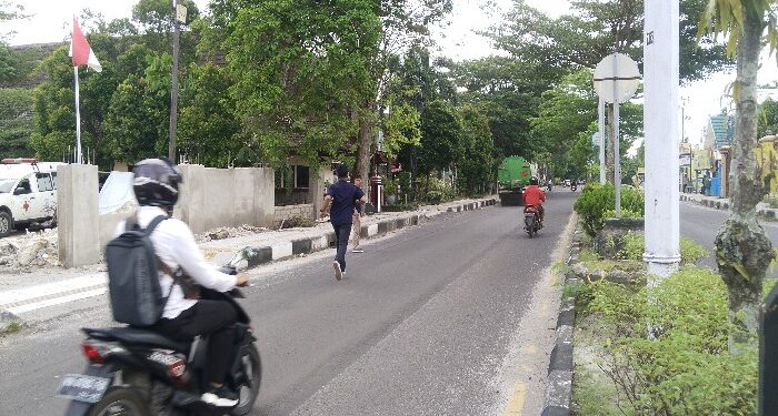 FOTO: AGUS/MATAKALTENG- Truk tronton CPO masuk ke Jalan Kota Sampit yang mengalami ledakan ban sehingga membuat kaget warga sekitar. Senin, 6 Mei 2024.