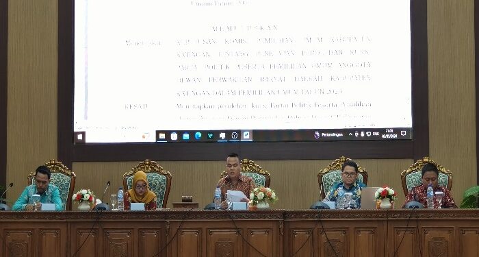 FOTO : MATAKALTENG - Ketua KPU Katingan Wahyuni, saat membacakan surat Keputusan saat rapat pleno terbuka di di ruang rapat Paripurna DPRD Katingan.
