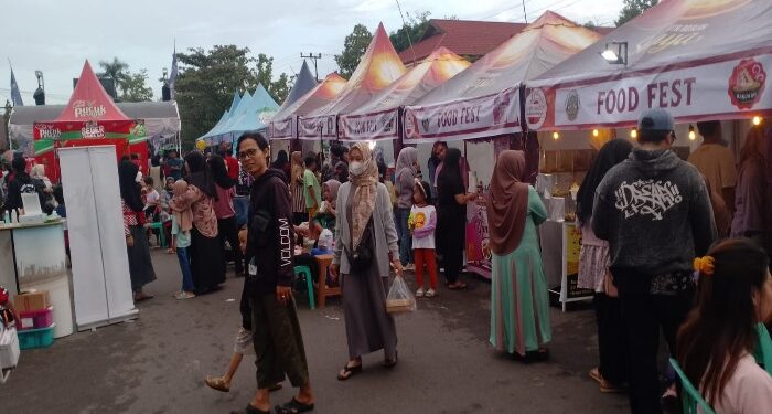 Foto: IST/MATA KALTENG - Food fest yang diselenggarakan di Taman Kota Sampit menjajakan berbagai produk UMKM Kotim.