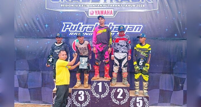 FOTO : DPRD GUMAS/MATA KALTENG - Anggota DPRD Kabupaten Gumas Evandi saat menyerahkan piala kepada para pemenang Kejurnas Swallow Grasstrack Yamaha Putaran I Region IV Kalimantan, di Sirkut Antang Sakti, Minggu, 5 Mei 2024.