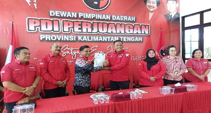 FOTO: RZL/MATAKALTENG - Supian Hadi (tiga dari kiri), pada saat menyerahkan berkas pendaftaran bakal calon Gubernur Kalimantan Tengah.
