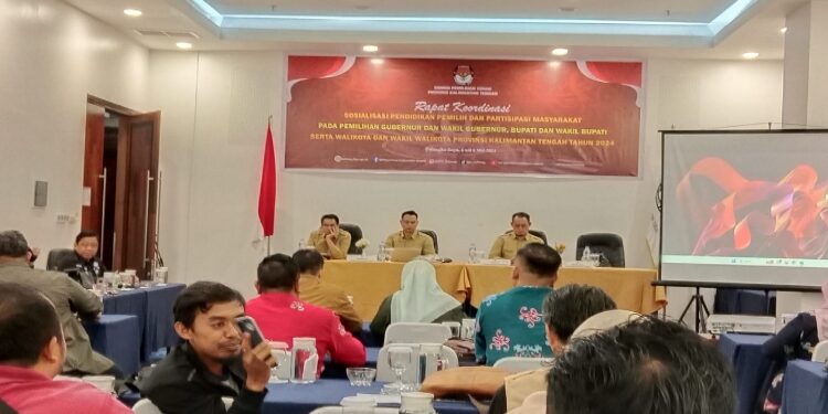 FOTO: IST/MATAKALTENG - Ketua KPU Kalteng Sstriadi didampingi Anggota KPU Kalteng Harmain dan Dwi Swasono saat memberikan keterangan kepada wartawan.