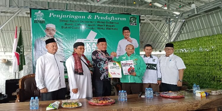 FOTO: OLIVIA/MATAKALTENG - Rahmat Nasution Hamka saat mengembalikan berkas pendaftaran sebagai bakal calon gubernur di Partai PKB untuk Pilkada 2024.