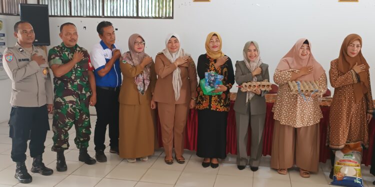 FOTO: MATAKALTENG - Lurah Panarung, Evi Kahayanti (tengah), pada saat foto bersama usai menggelar silaturahmi di Aula Kantor Kelurahan Panarung.