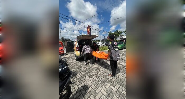 FOTO: MATAKALTENG - Petugas pada saat mengevakuasi jasad korban.