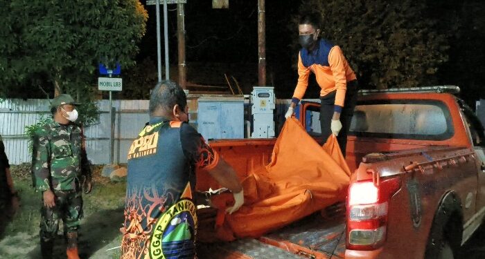 FOTO: MATAKALTENG - Jenazah korban saat dibawa ke Kamar Jenazah Rumah Sakit Mas Amsyar Kasongan oleh pihak BPBD Katingan.
