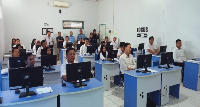 Foto: DIAN/MATA KALTENG - Tes tertulis rekrutmen PPK berbasis CAT di LPP Quantum, 7 Mei 2024.