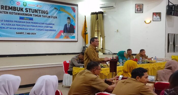 FOTO : DEVIANA/MATAKALTENG - Kepala Bagian Sumber Daya Alam Sekretariat Daerah Kotim Rody Kamislam saat membuka rembuk stunting, Selasa 7 Mei 2024.