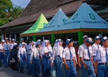 Foto: DIAN/MATA KALTENG - Parade sejumlah pelajar pada saat peringatan Hari Pendidikan Nasional belum lama ini di halaman kantor Bupati Kotim.