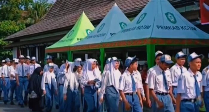 Foto: DIAN/MATA KALTENG - Parade sejumlah pelajar pada saat peringatan Hari Pendidikan Nasional belum lama ini di halaman kantor Bupati Kotim.