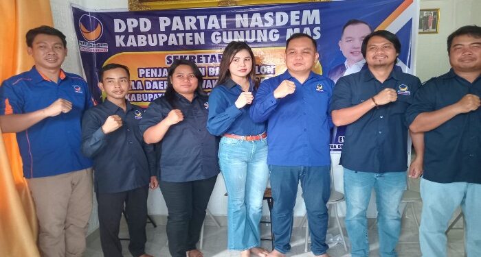 FOTO : DPD NASDEM GUMAS/MATA KALTENG - Ketua DPD Partai NasDem Kabupaten Gumas Evandi dan Sekretaris DPD Yudhistira Eka Putra Rasa ketika berfoto bersama dengan para pengurus, di kantor sekretariat penjaringan bakal calon kepala daerah dan wakil kepala daerah, Selasa, 7 Mei 2024.