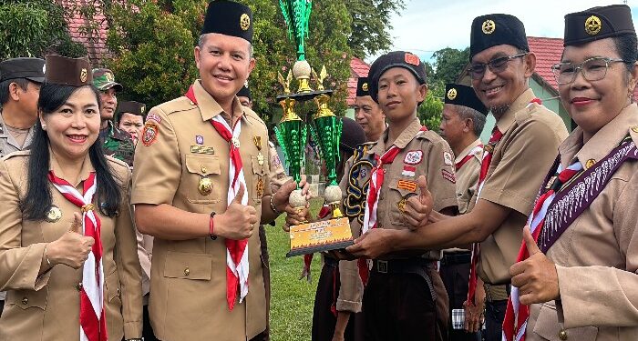 FOTO : DISKOMINFO SANTIK/MATA KALTENG - Bupati Gumas Jaya S Monong didampingi Ketua Gerakan Pramuka Kwarcab Gumas Mimie Mariatie Jaya S Monong, menyerahkan piala kepada pemenang LPG tingkat kabupaten, Minggu, 5 Mei 2024.