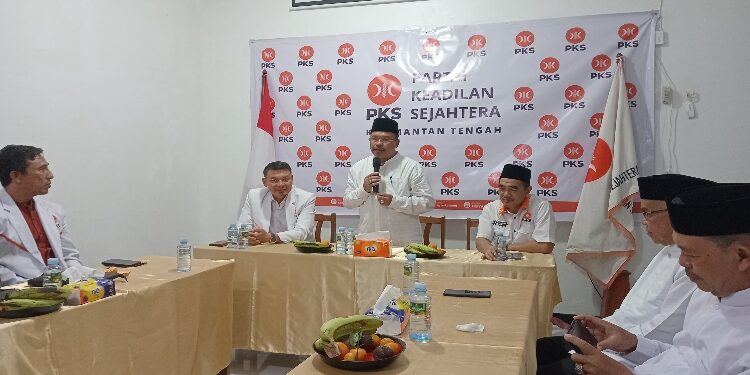 FOTO: IST/MATAKALTENG - Sekda Kalteng Nuryakin menyerahkan berkas pendaftaran ke Ketua DPW PKS Kalteng Sirajul Rahman didampingi Ketua MPW PKS Kalteng Heru Hidayat di Kantor DPW PKS Kalteng.