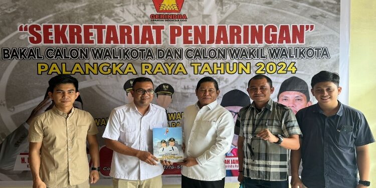 FOTO: IST/MATAKALTENG - Rahmat Hidayat saat mendaftarkan diri sebagai bakal calon kepala daerah ke sejumlah partai politik, di Kota Palangka Raya. 