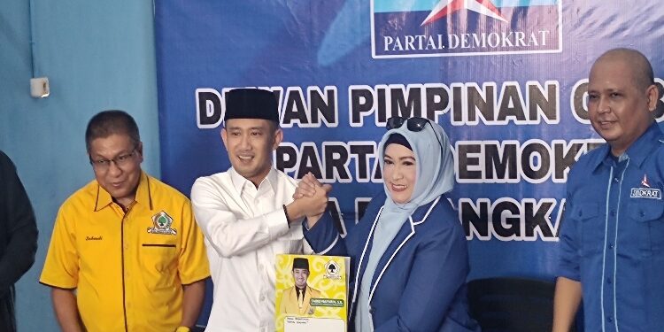 FOTO: OLIVIA/MATAKALTENG - Fairid Naparin, saat mendaftar sebagai bakal calon walikota di DPC Demokrat Palangka Raya.